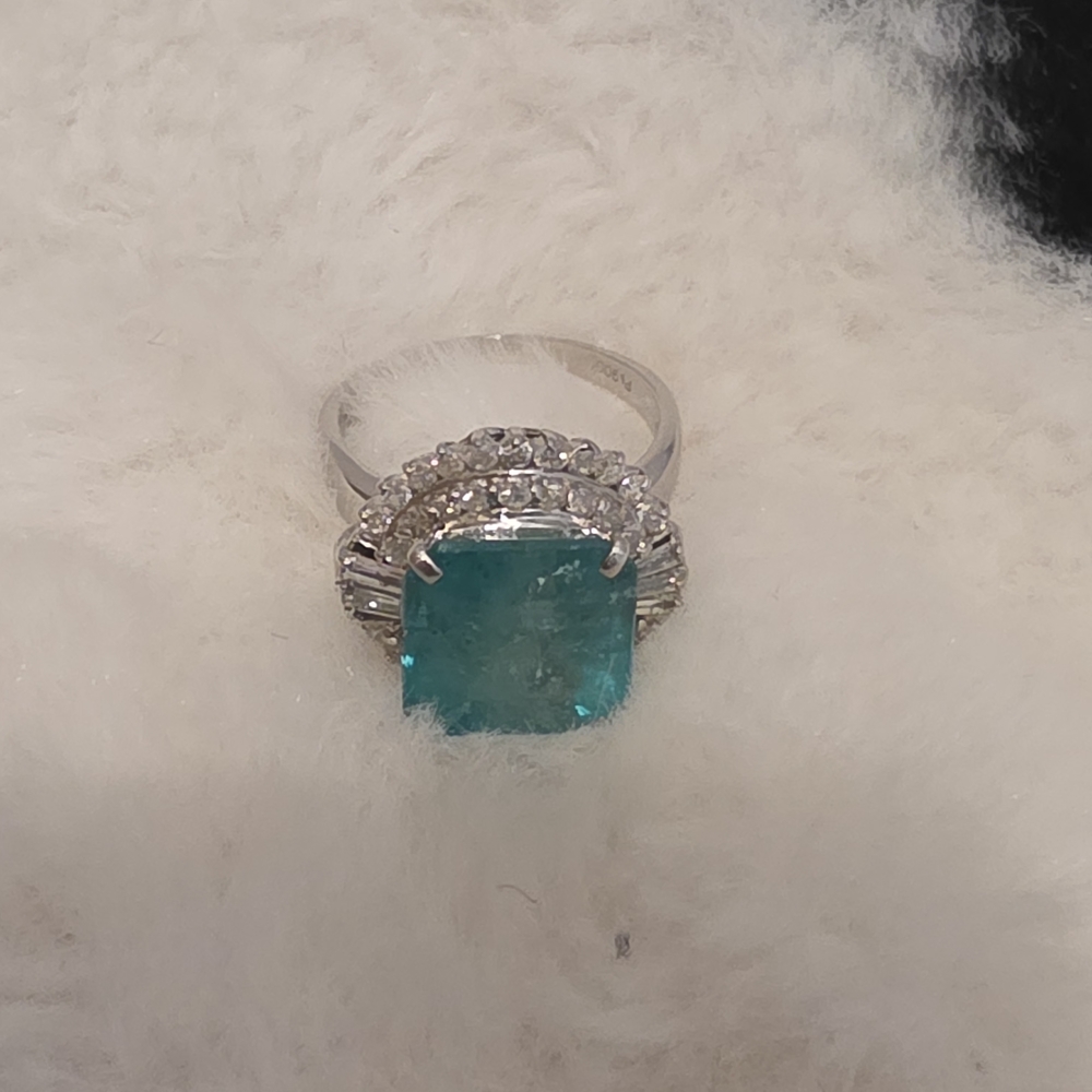 Columbian Emerald in Pt 900 With GIA